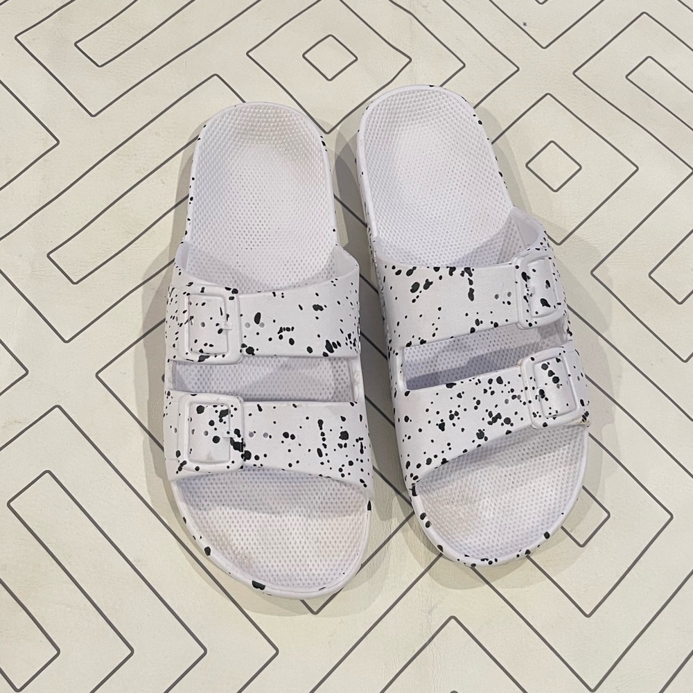 Freedom Moses White and Black Speckled Sandals